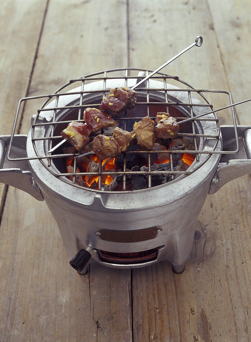 Zwei Geflügel-Fleisch-Spiesse auf einem Grill