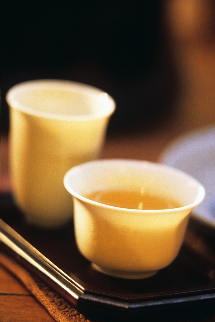 Chinesische Teezeremonie Gong Fu Cha : Halbfermentierter Tee im Schälchen, dahinter Riechtasse