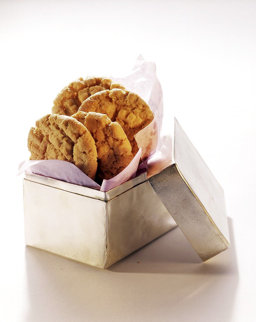 Peanut-Cookies in einer Geschenkbox