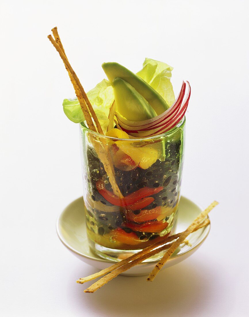 Tex-Mex-Salat mit Avocado, im Glas serviert