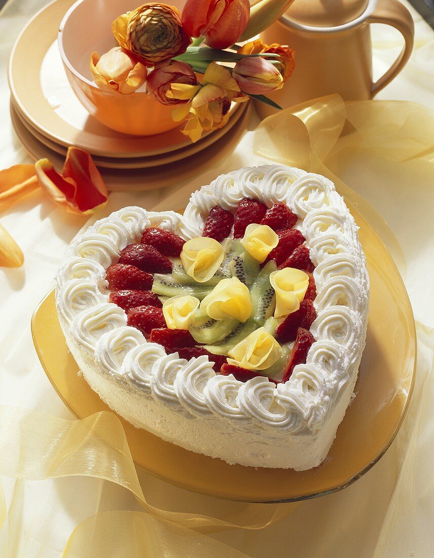 Herzförmige Rhabarber-Sahne-Torte