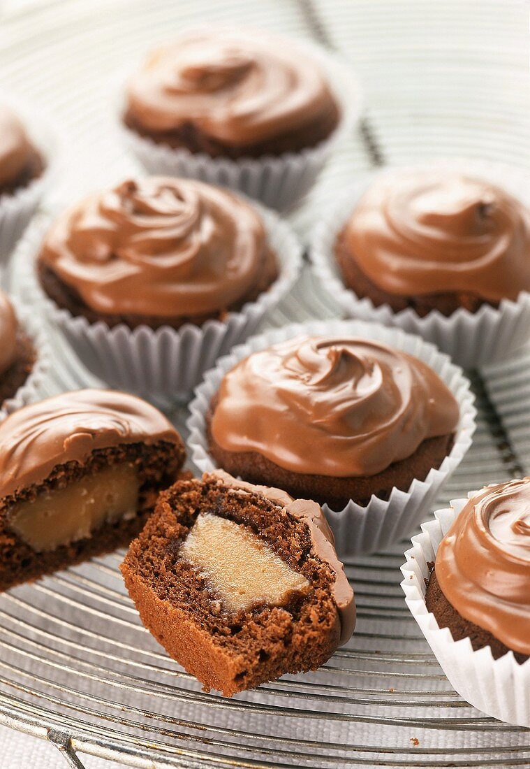 Schokoladen-Petit-Fours mit Marzipanfüllung