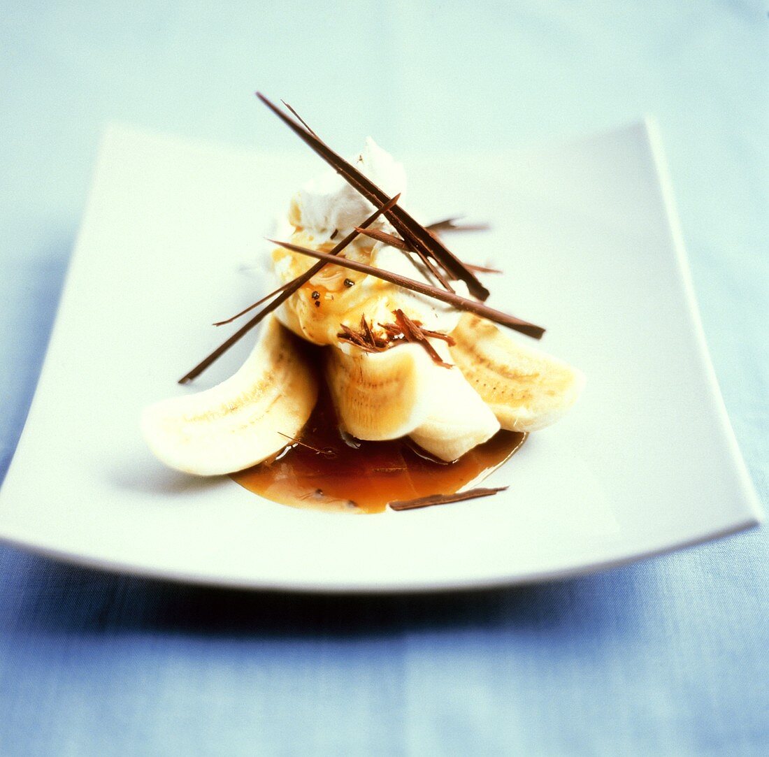 Bananen mit Eis und Schokospänen auf Karamellsauce