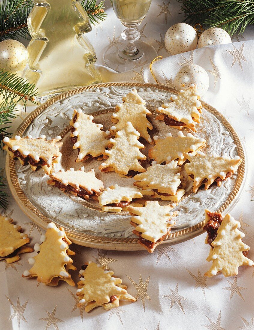 Fir tree biscuits filled with peanut cream