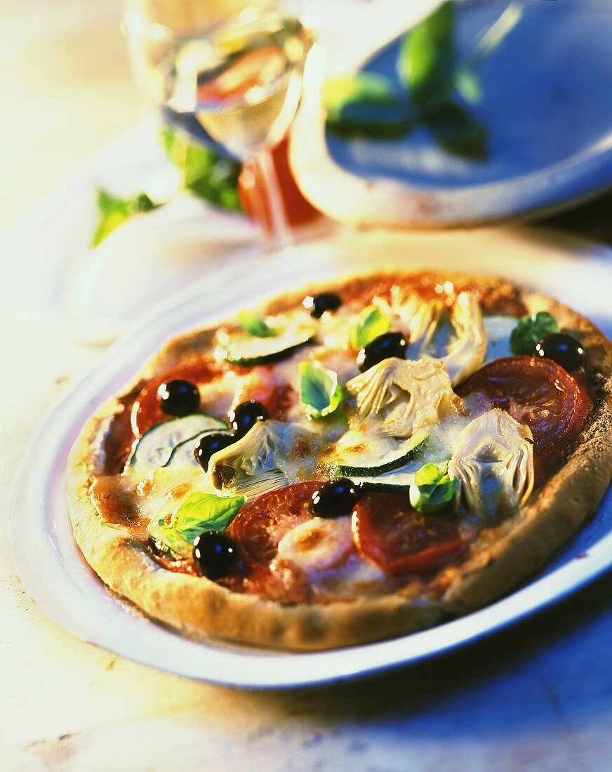 Artischocken-Pizza mit Tomaten, Zucchini und Oliven