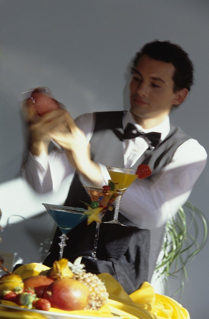 Kellner beim Cocktailshaken