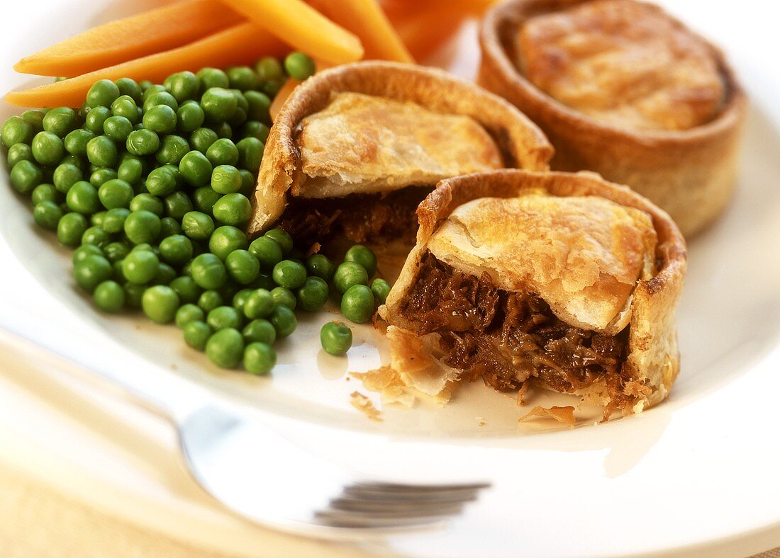 Small beef pie with peas