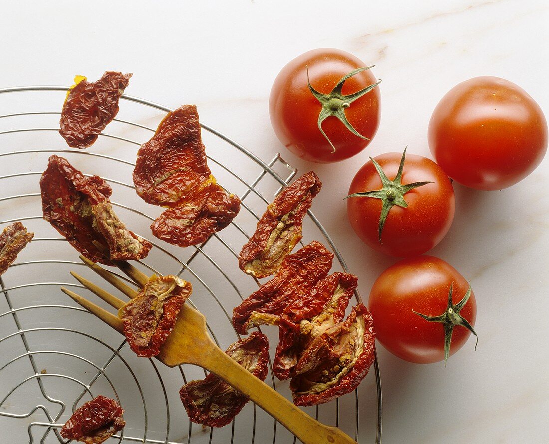 Dried and fresh tomatoes