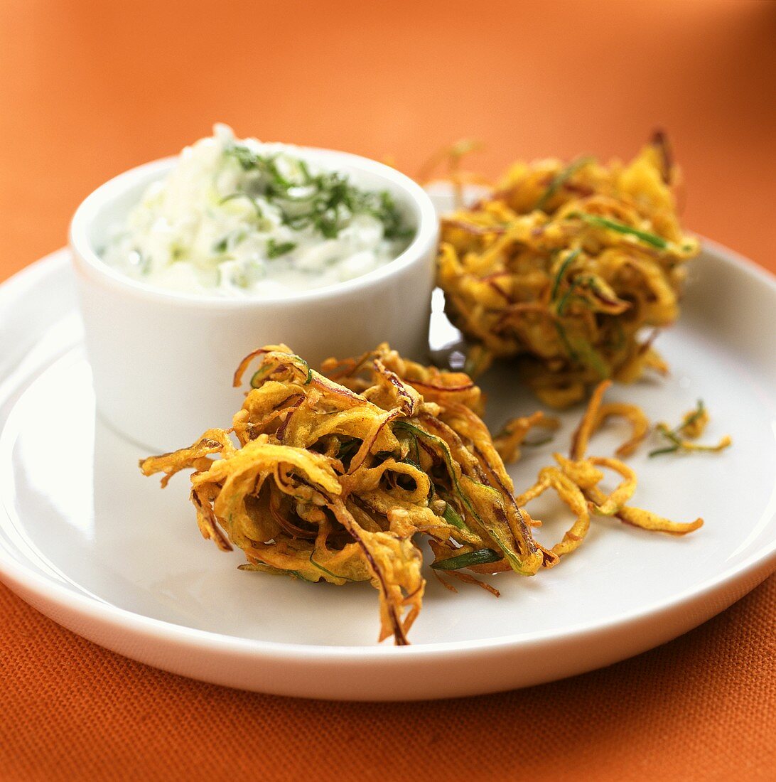 Fritierte Zwiebelscheiben mit Frischkäsedip (Onion Bhajees)