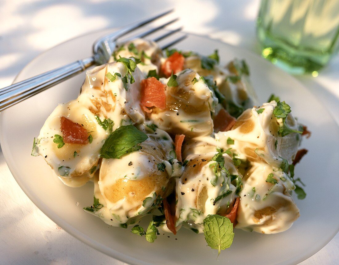 Pellkartoffeln mit Sahnesauce und Schinken