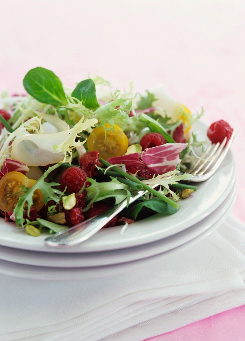 Mixed salad leaves with tomatoes and raspberries