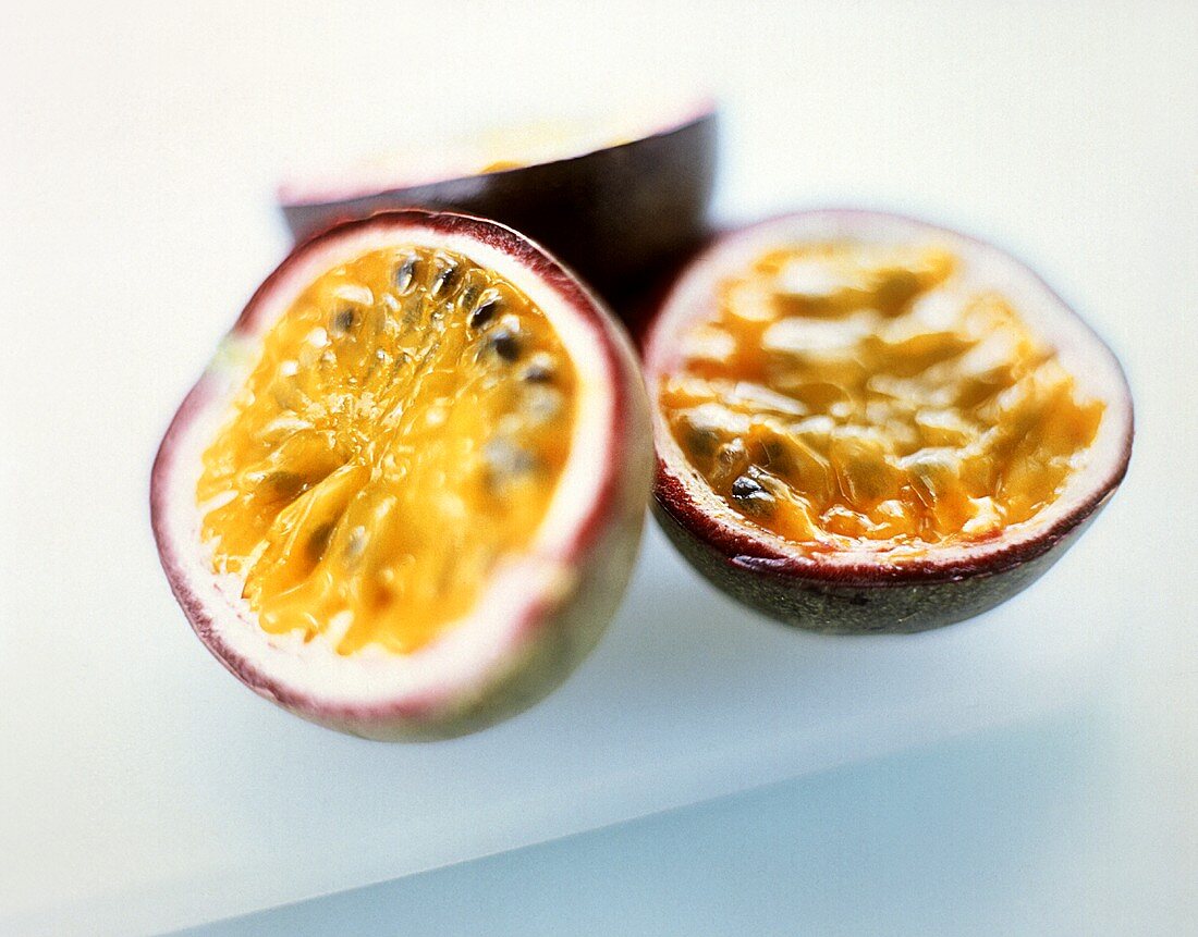 Halbierte Maracuja (Purpurgranadilla)