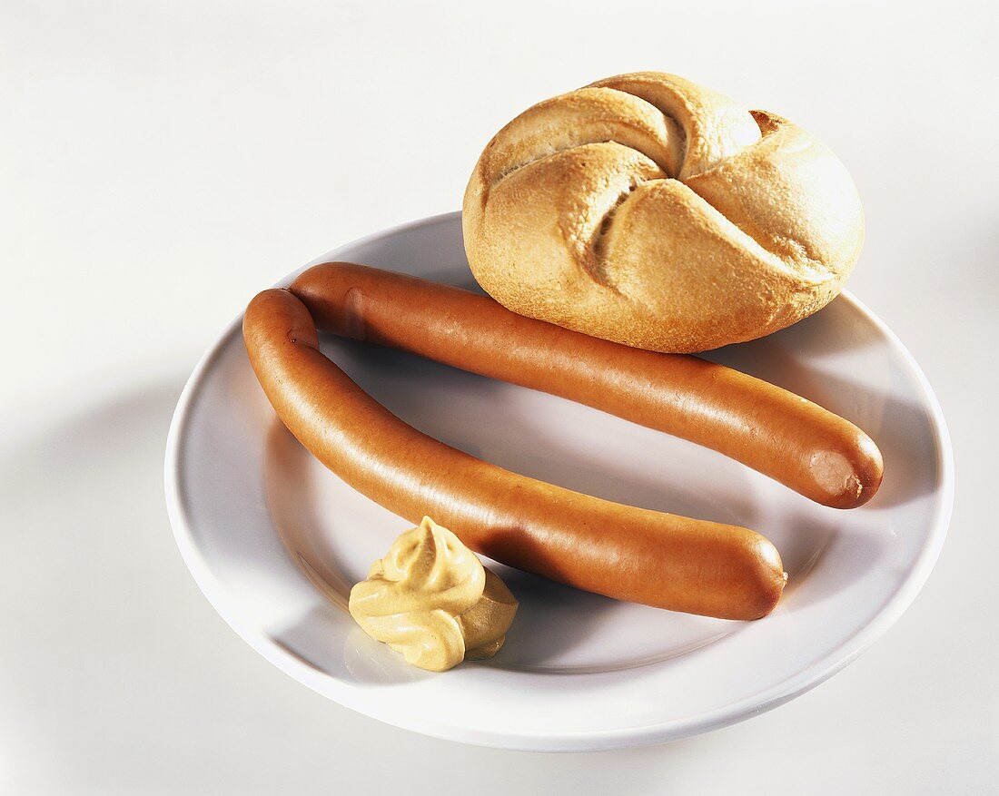 Frankfurter with bread roll and mustard