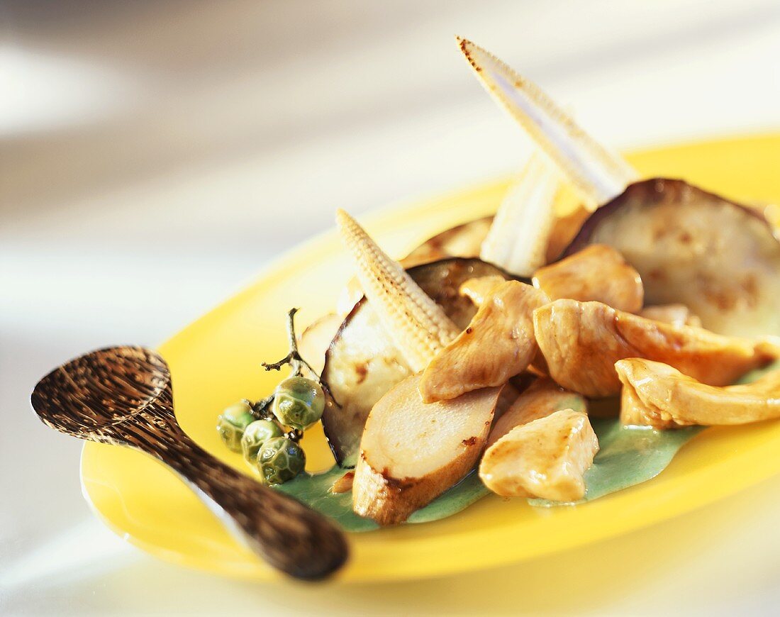 Chicken with aubergines in green curry sauce