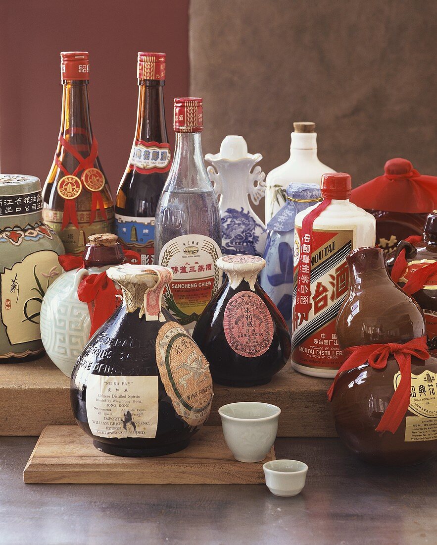 Verschiedene Spirituosen aus Asien in Flaschen