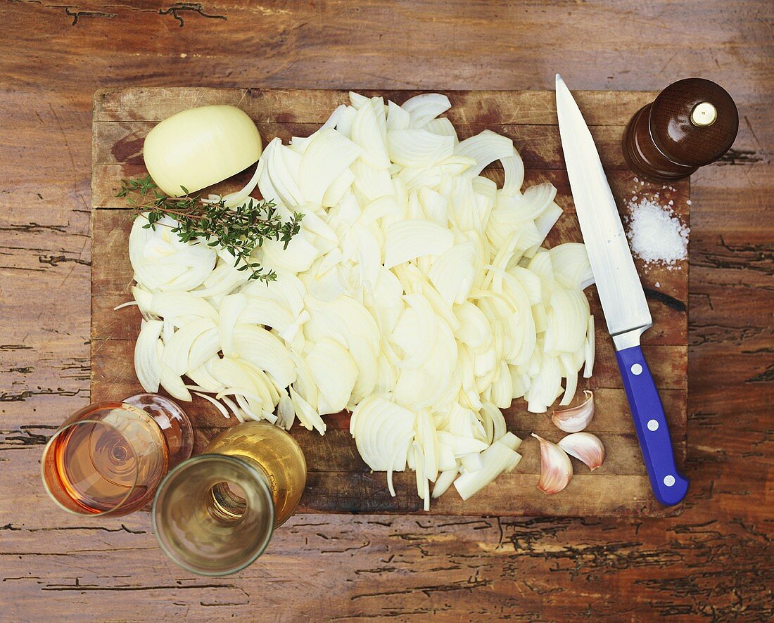 Zutaten für Zwiebelsuppe auf Schneidebrett