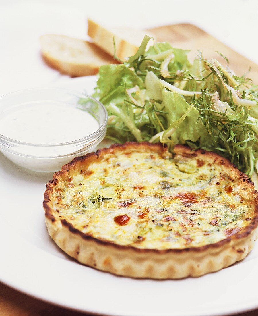 Quiche Lorraine mit Salat und Sahnedressing