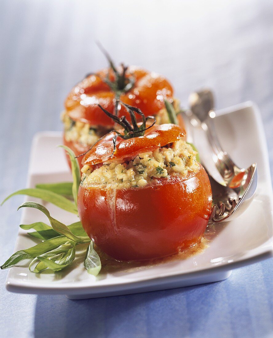 Geschmorte Tomaten, gefüllt mit Geflügelfarce