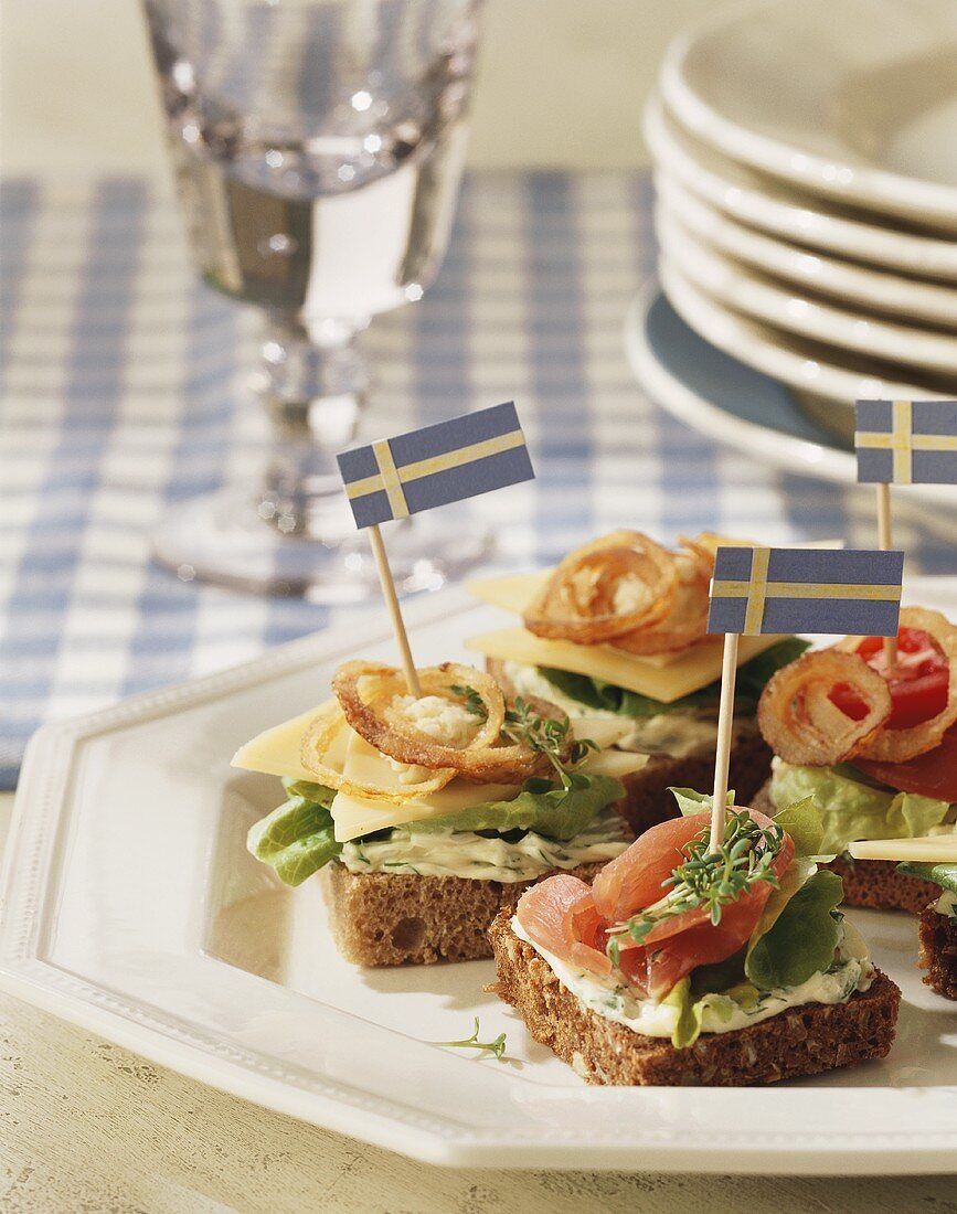 Herzhafte Smörrebröds mit Schinken und Käse