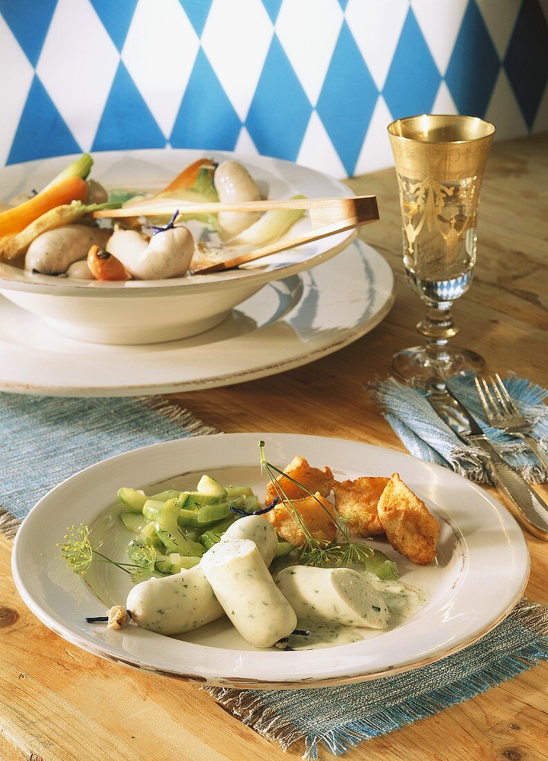 Zanderweisswürste mit Kartoffelkrapfen und Gurken (Bayern)