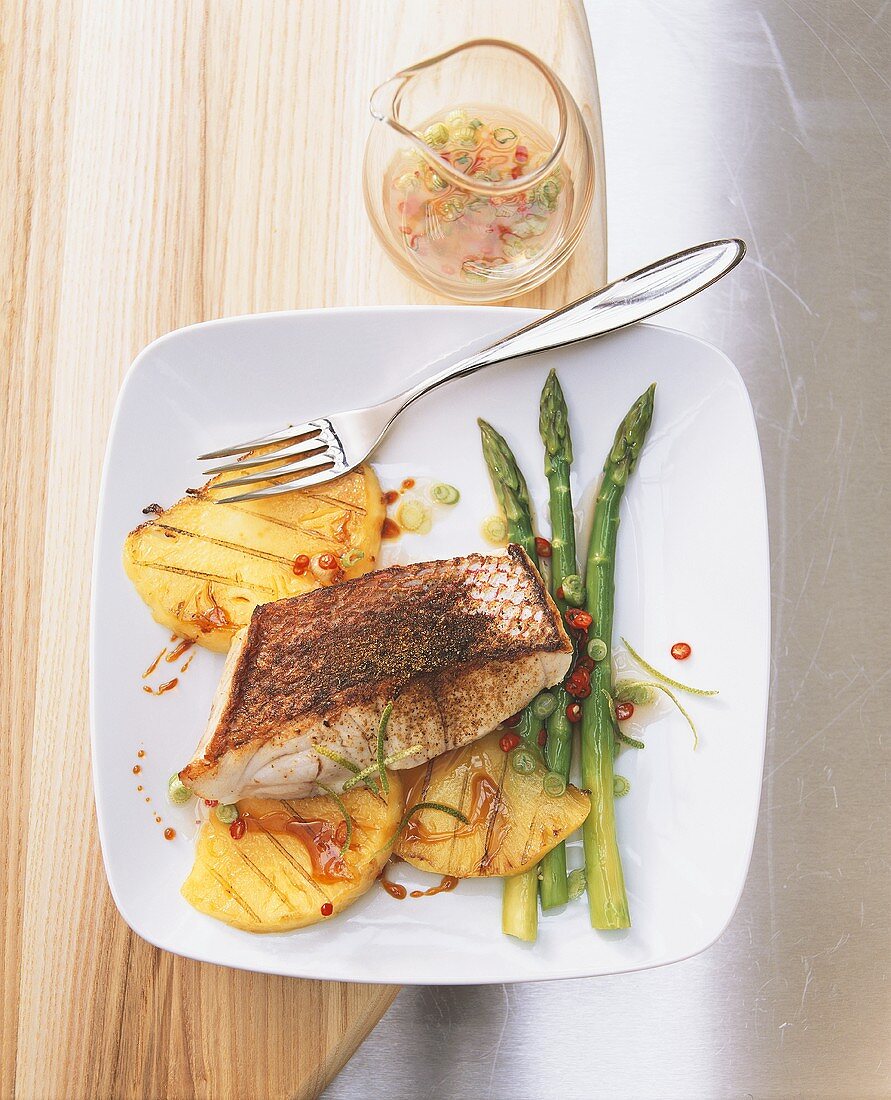 Red Snapper mit gegrillter Ananas, Spargel und Chilisauce