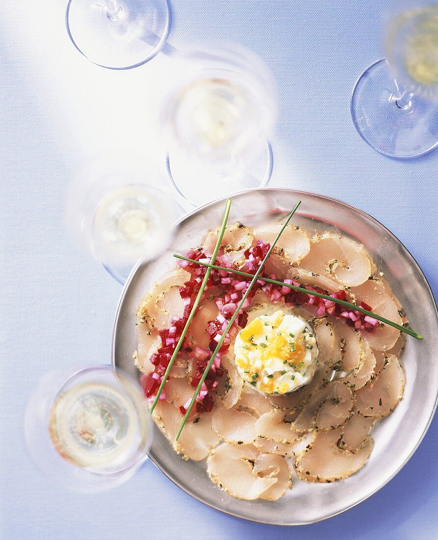 Fischcarpaccio mit Ei und Roter Bete