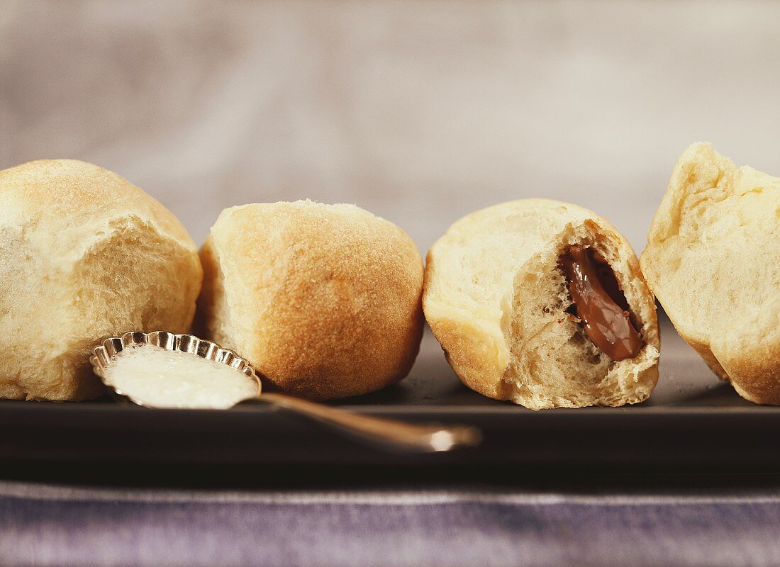 Nougatbuchteln mit Löffel Vanillesauce