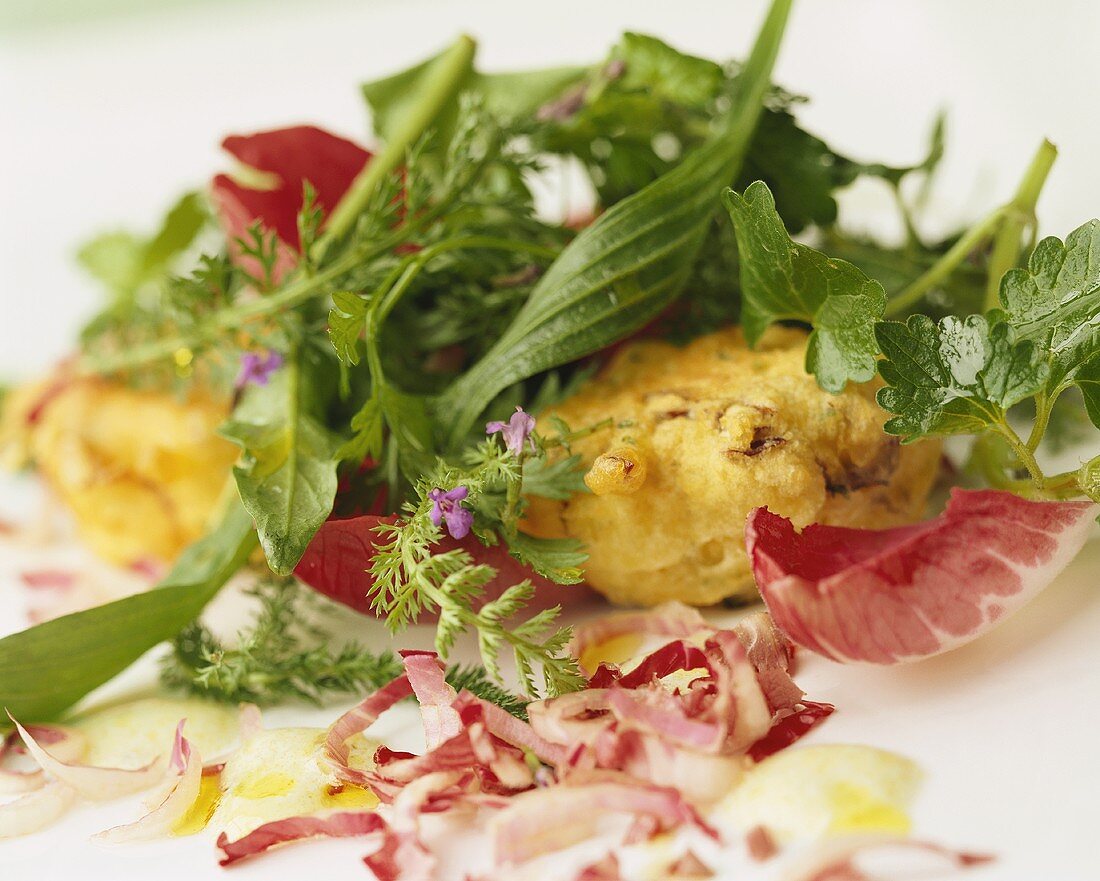 Blattsalat mit frittiertem Radicchio und Löwenzahn