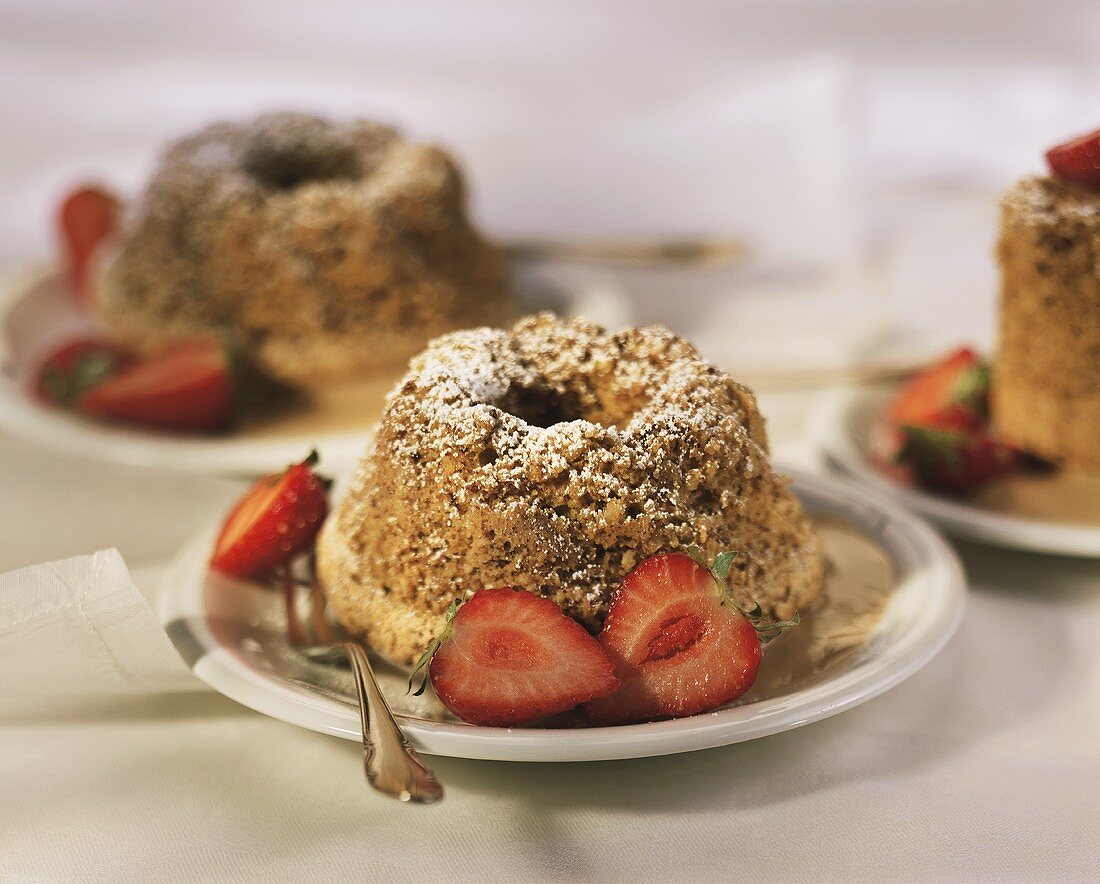 Coffee pudding with icing sugar and fresh strawberries