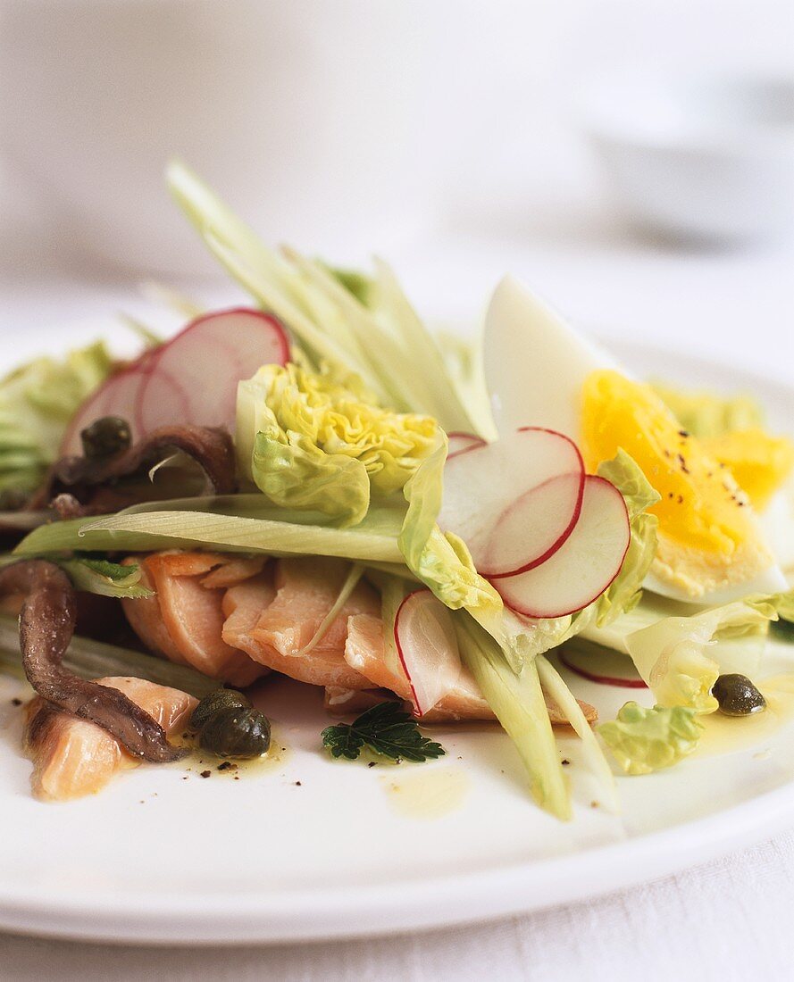 Salade niçoise with salmon, anchovies and capers
