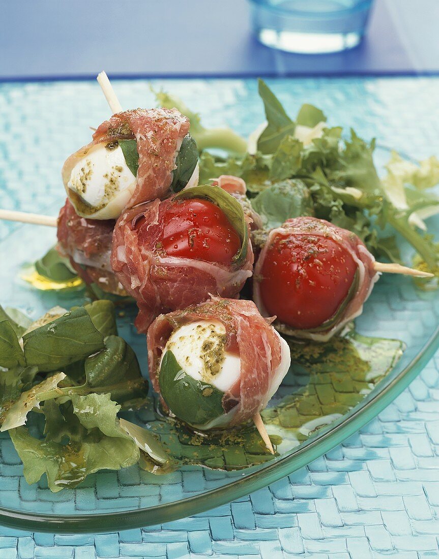 Tomaten-Mozzarella-Spiesse mit Rohschinken und Salat