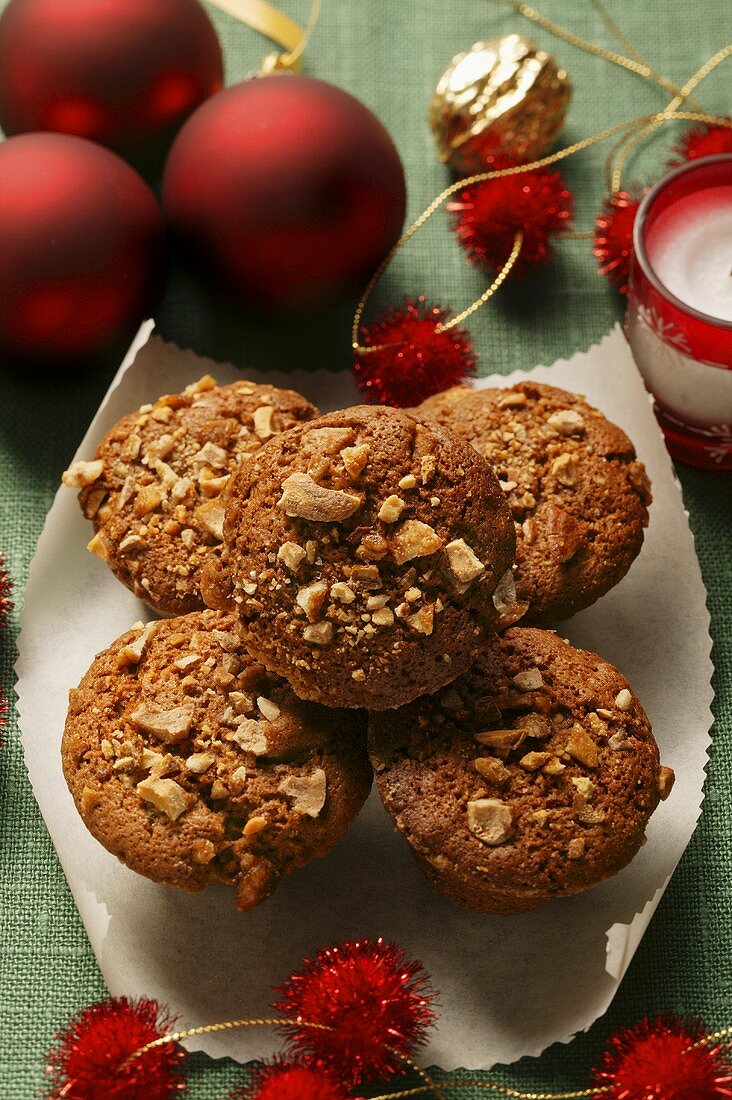 Muffins mit gehackten Nüssen zu Weihnachten