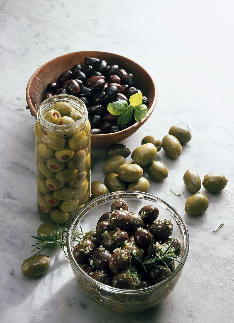 Verschiedene eingelegte Oliven