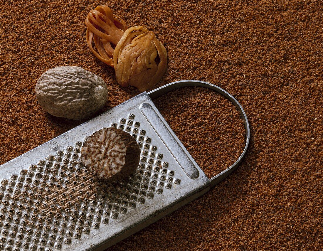 Nutmeg, grated, with grated and mace