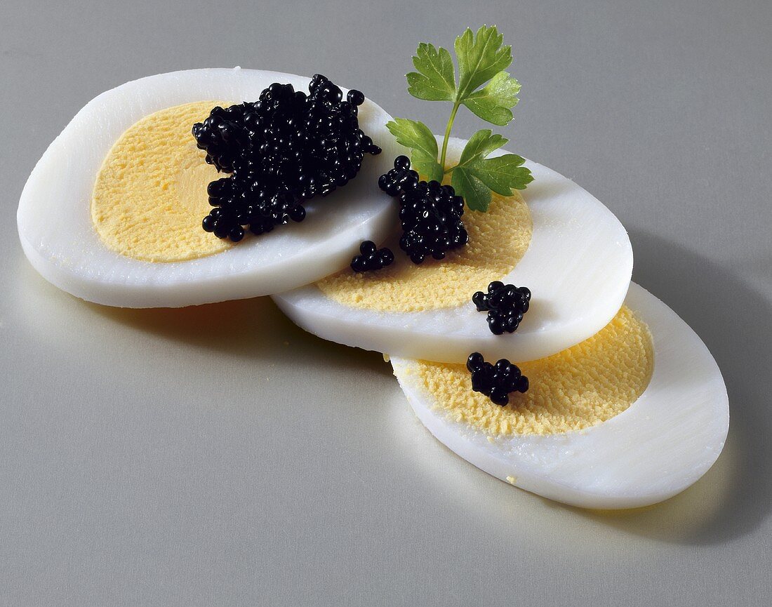 Gekochte Eier in Scheiben, mit Kaviar und Petersilie