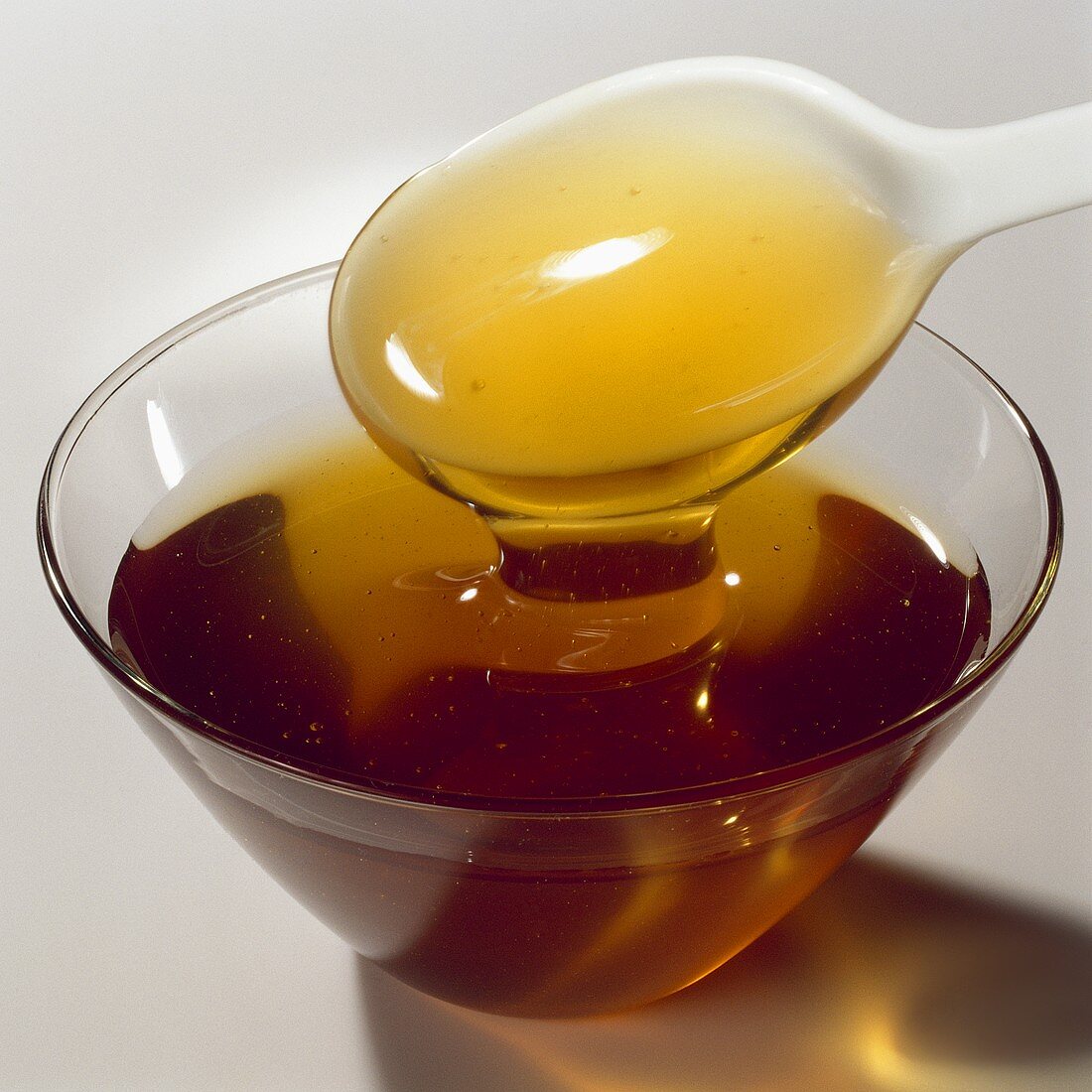 Honig in Glasschale mit Löffel