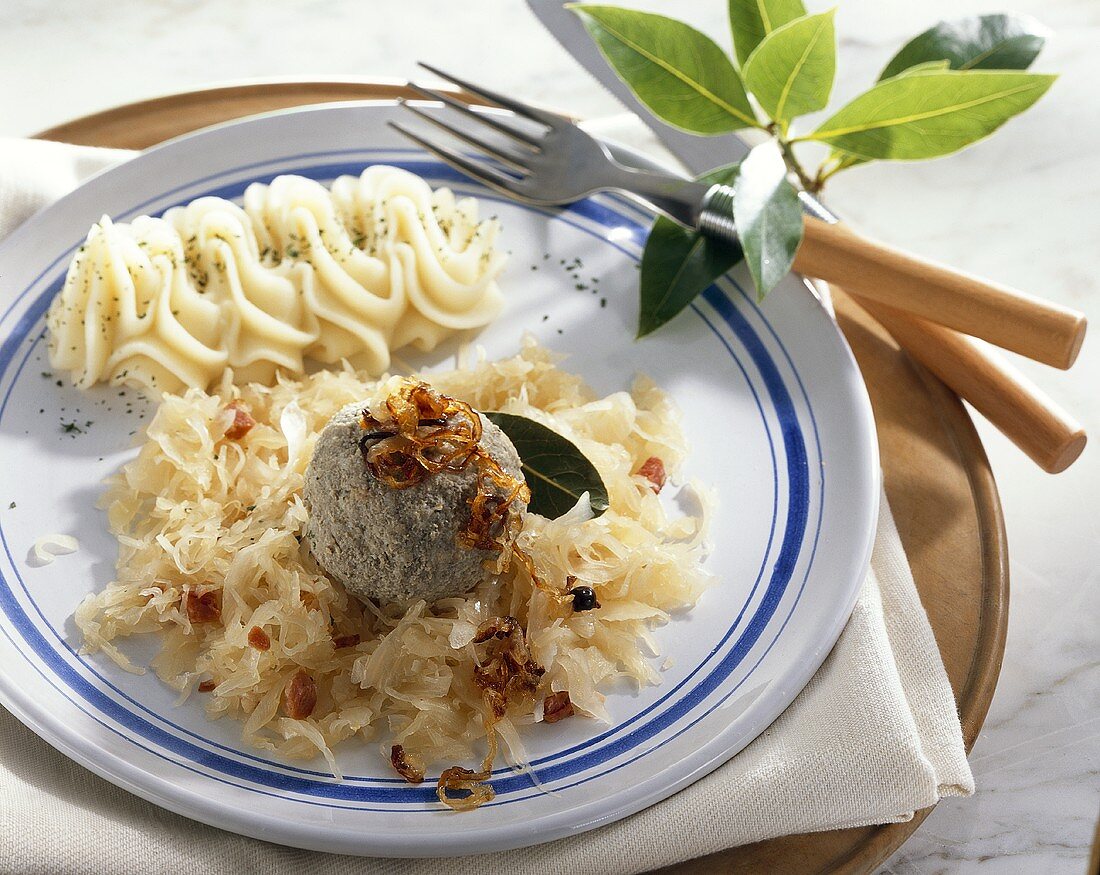 Leberknödel Pfälzer Art mit Kartoffelpüree und Sauerkraut