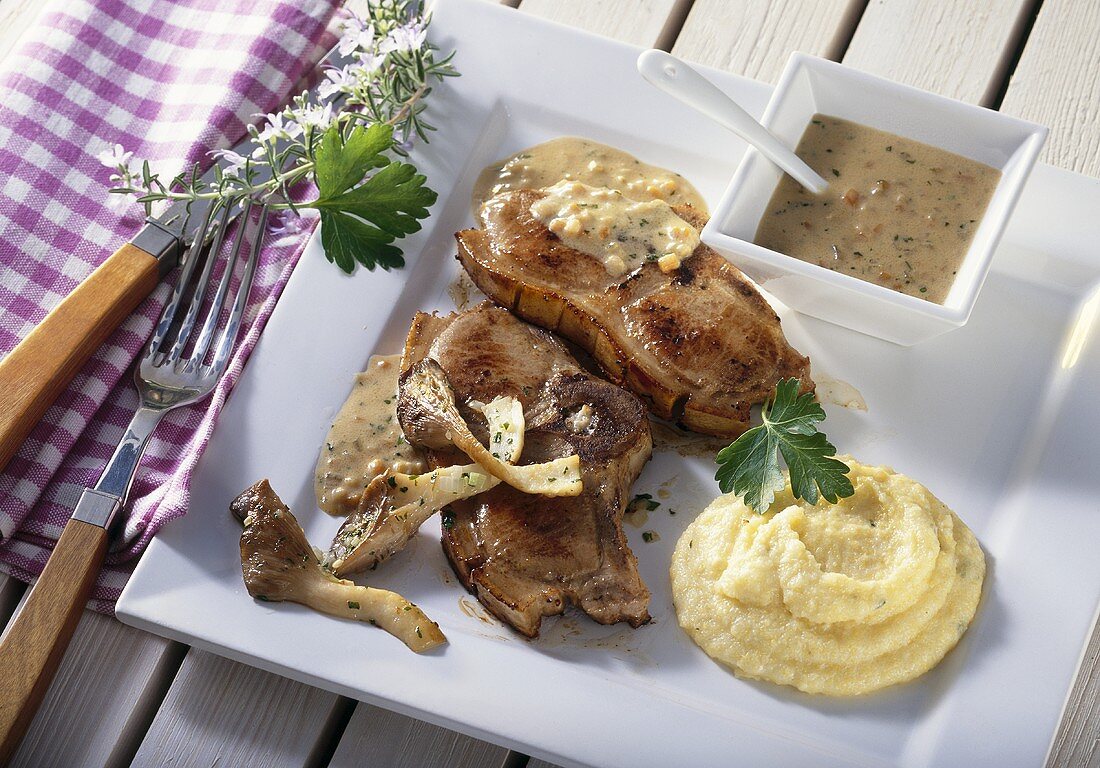 Spanferkelkoteletts mit Biersauce, Pilzen und Polenta