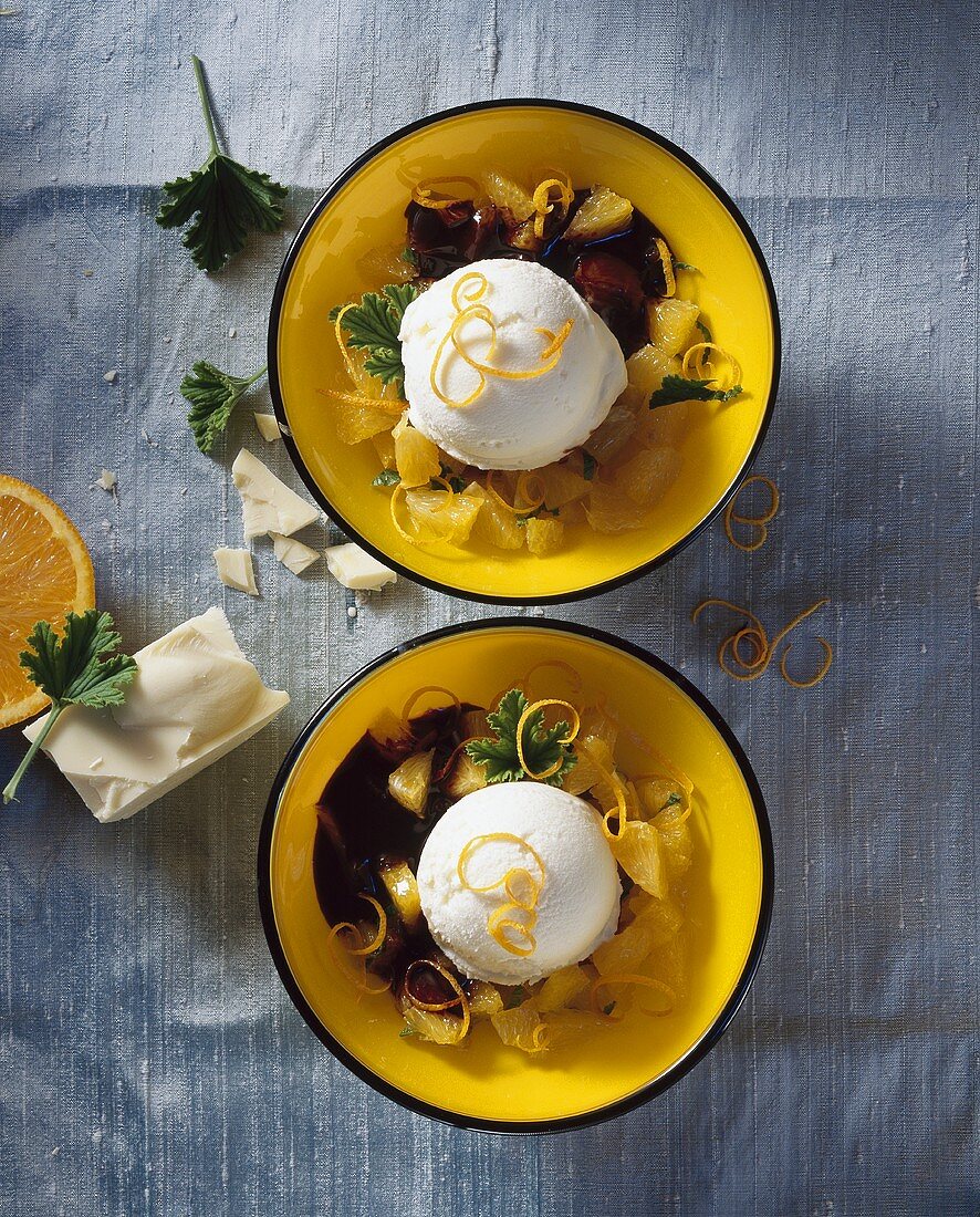 Soja-Joghurt-Eis auf Orangen mit Duftgeranienblättern