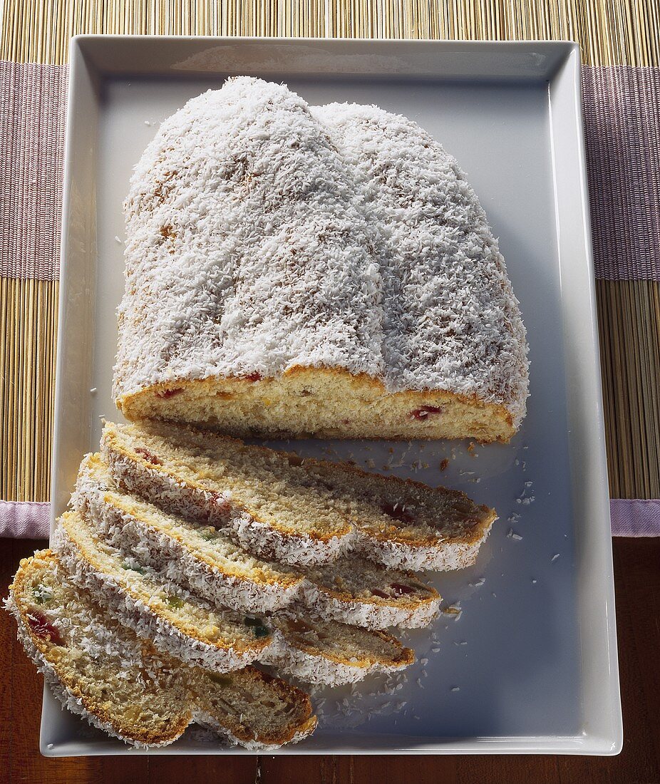 Kokosstollen mit kandierten Früchten