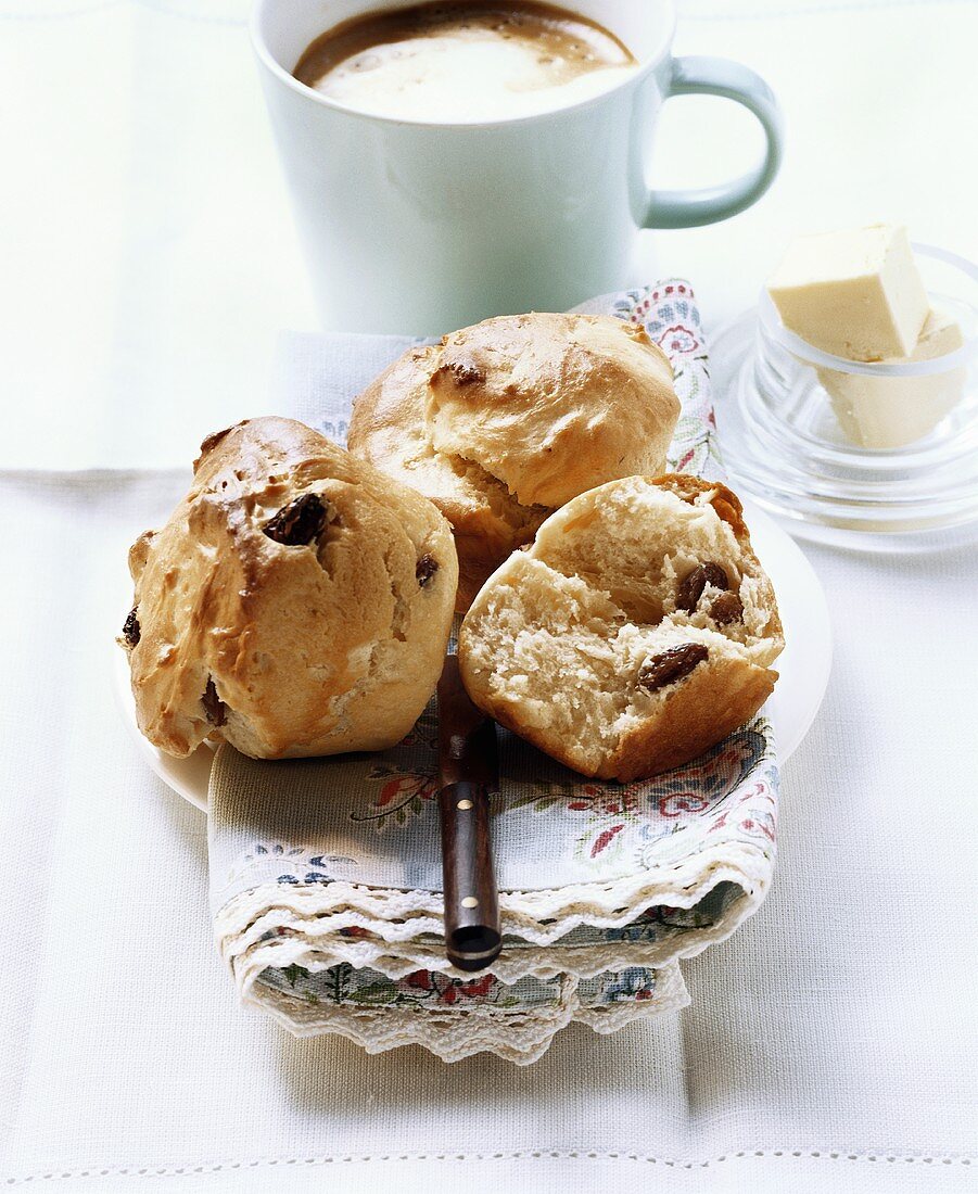 Butter muffin with raisins