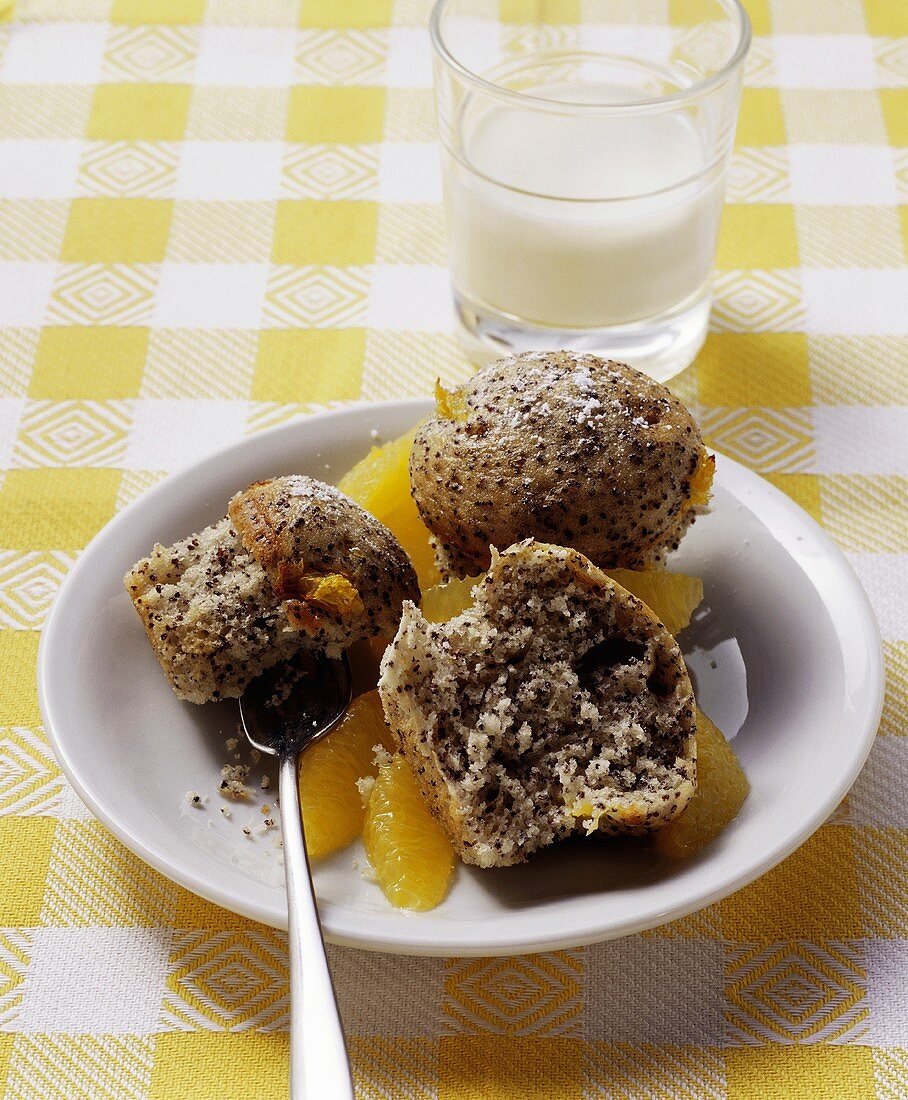 Mohn-Orangen-Muffins und Glas Milch