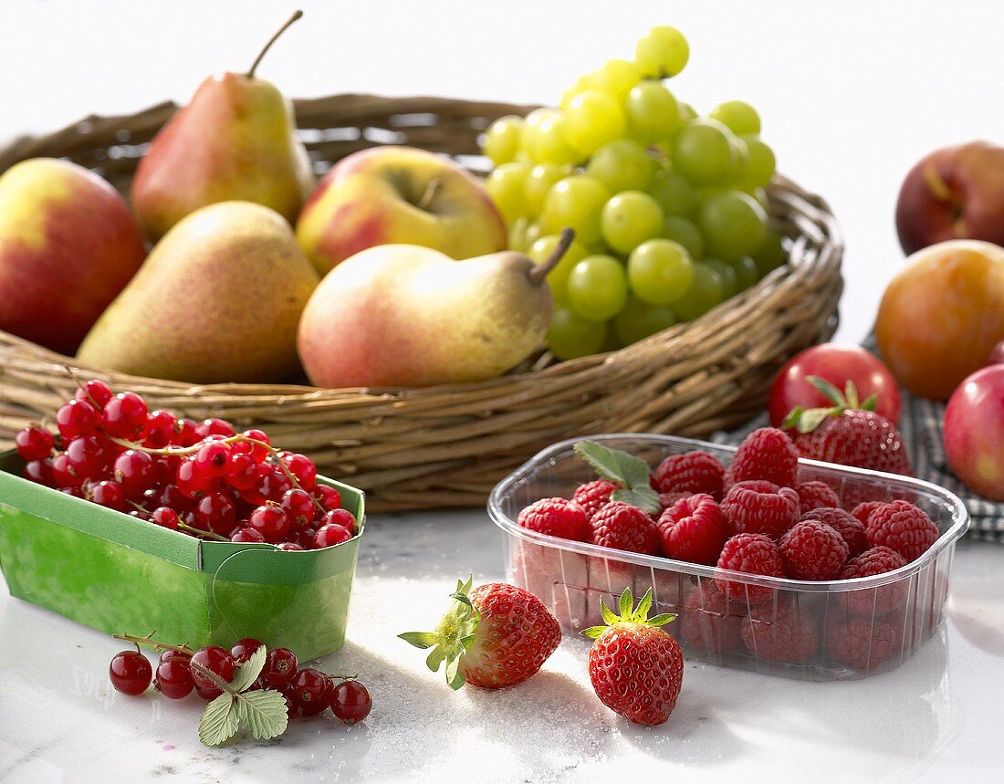 Stillleben mit verschiedenem Obst zum Entsaften