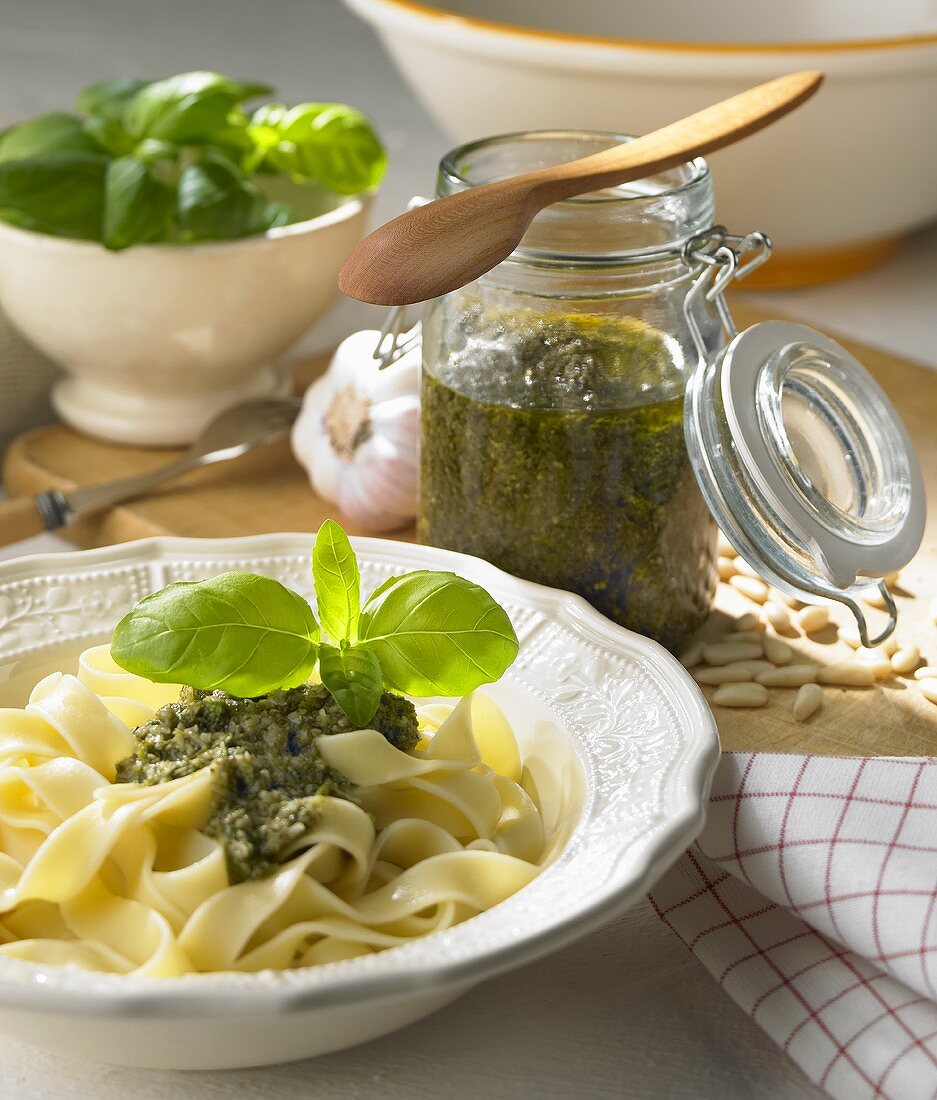 Tagliatelle con pesto alla genovese (Bandnudeln mit Pesto)