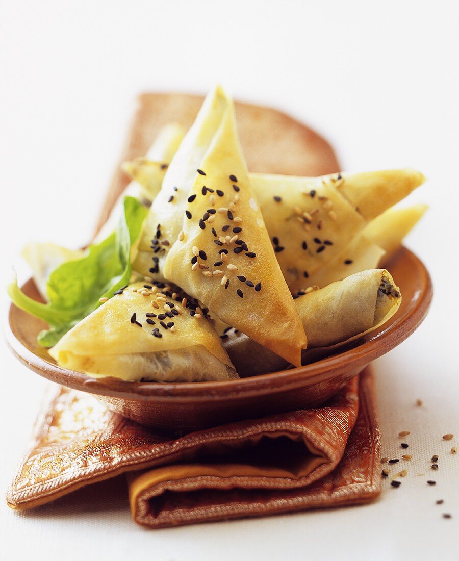 Spinach pasties with sesame