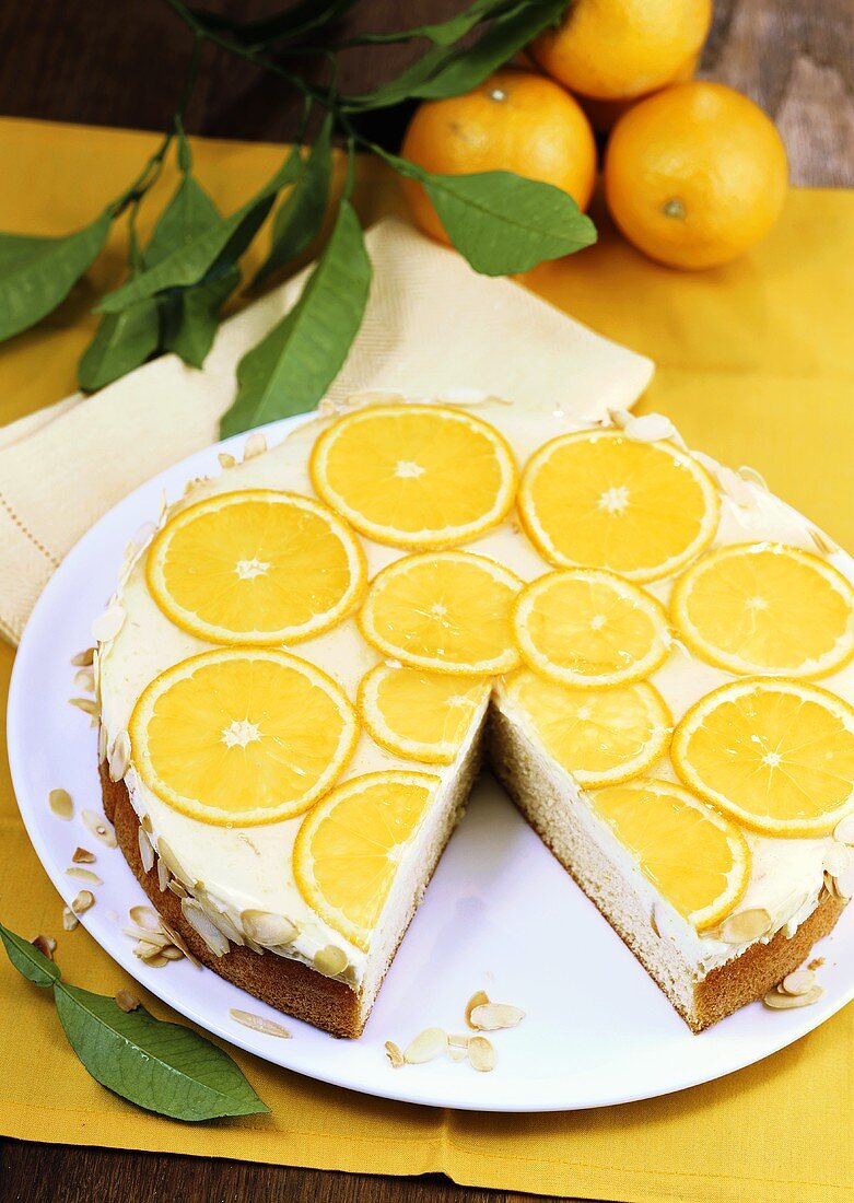 Orangencremetorte mit Mandelblättchen, angeschnitten