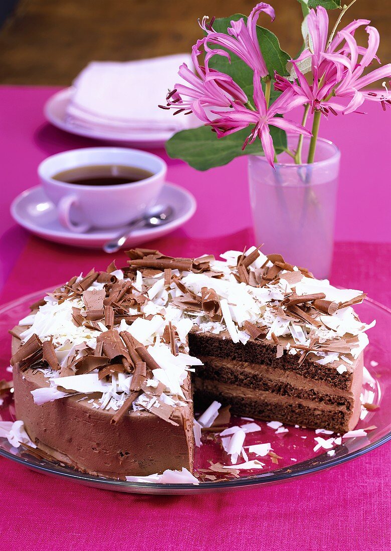 Schokoladen-Trüffelcreme-Torte mit Schokospänen