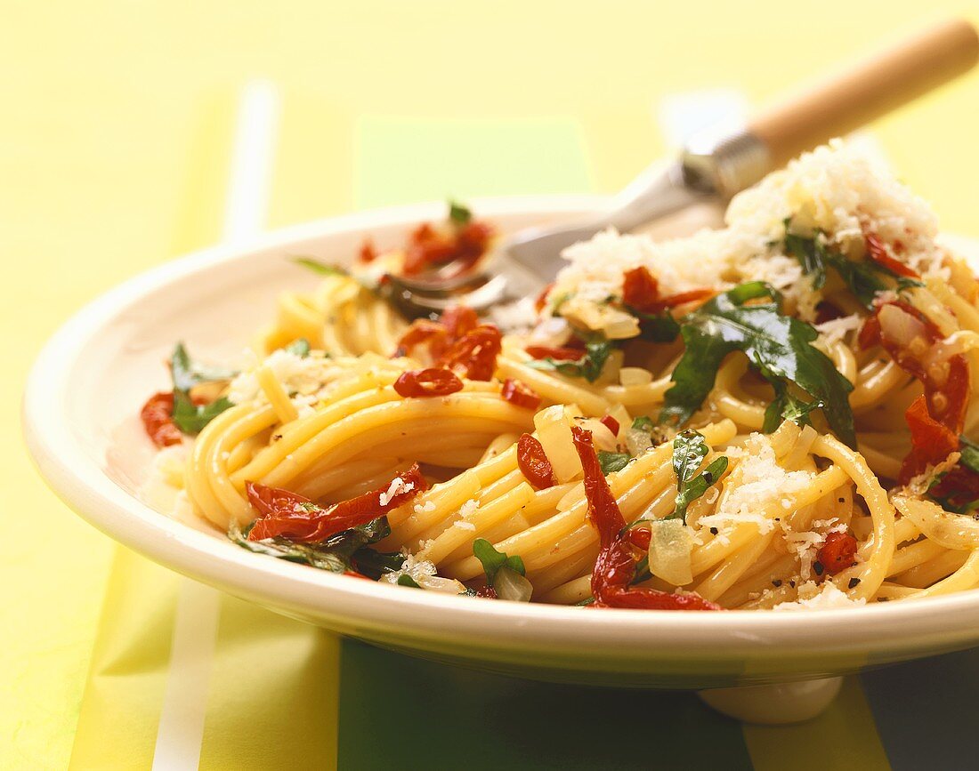 Spaghetti mit Chilischoten und Rucola