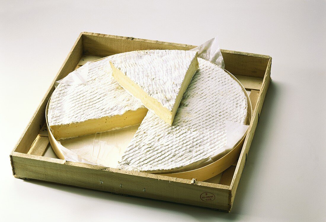 Brie de Meaux in Holzschachtel