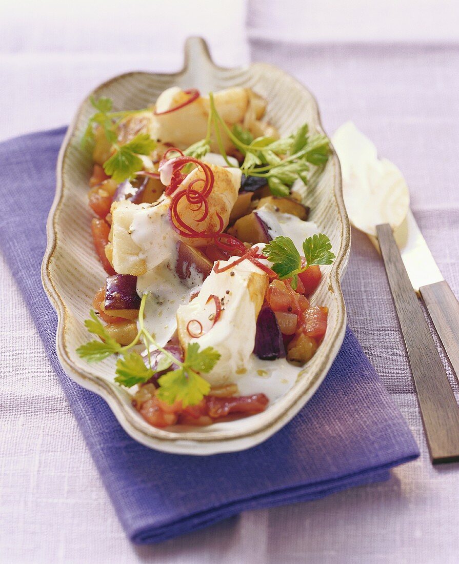 Fischfilet mit Auberginen, Tomaten und Joghurtsauce